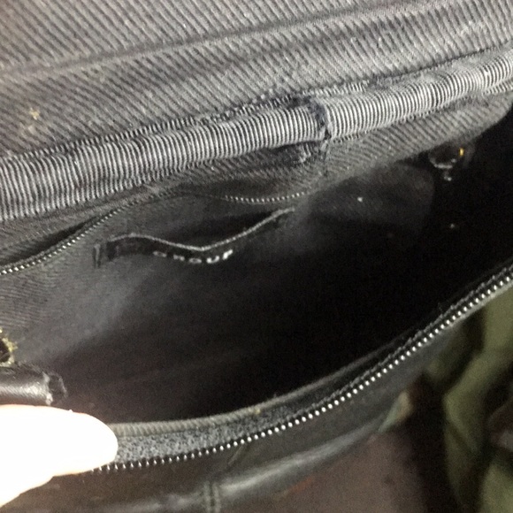 90S VINTAGE Black Leather Crossbody Bag with adjustable strap & zipper closure - Picture 5 of 8